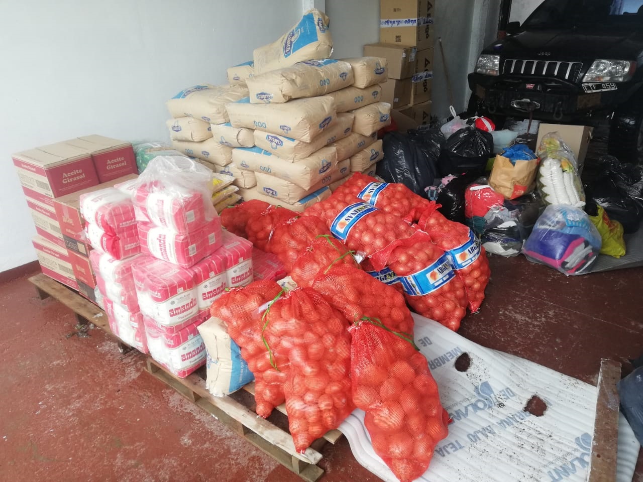 Donan alimentos para familias vulnerables de Laguna Blanca, Pilquiniyeu del Limay y Mencué. (foto: gentileza)