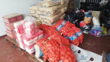 Donan alimentos para familias vulnerables de Laguna Blanca, Pilquiniyeu del Limay y Mencué. (foto: gentileza)