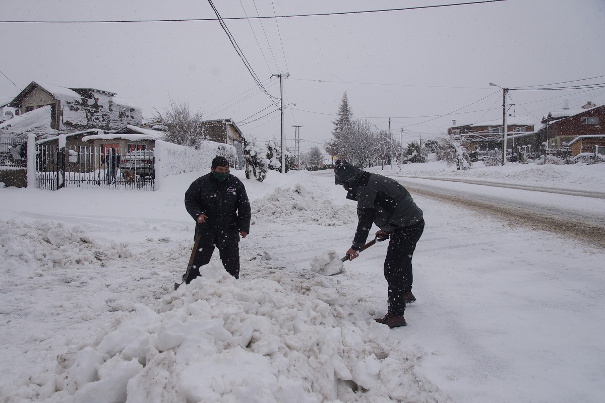 Vecinos con las palas para despejar la nieve de los ingresos a sus casas, un clásico de estos días en Bariloche. Foto: Marcelo Martinez