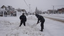 Imagen de Una nevada volvió a cubrir Bariloche: hay cortes de energía
