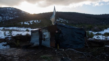 Algunas de las personas acusadas aguantaban este domingo el intenso frío, en carpas improvisadas. (Foto Marcelo Martínez)