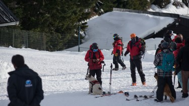 Los equipos que buscaron a los patrulleros arrastrados por la avalancha. Foto: Marcelo Martinez