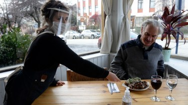 Tímido arranque de la etapa de prueba de restaurantes en Bariloche