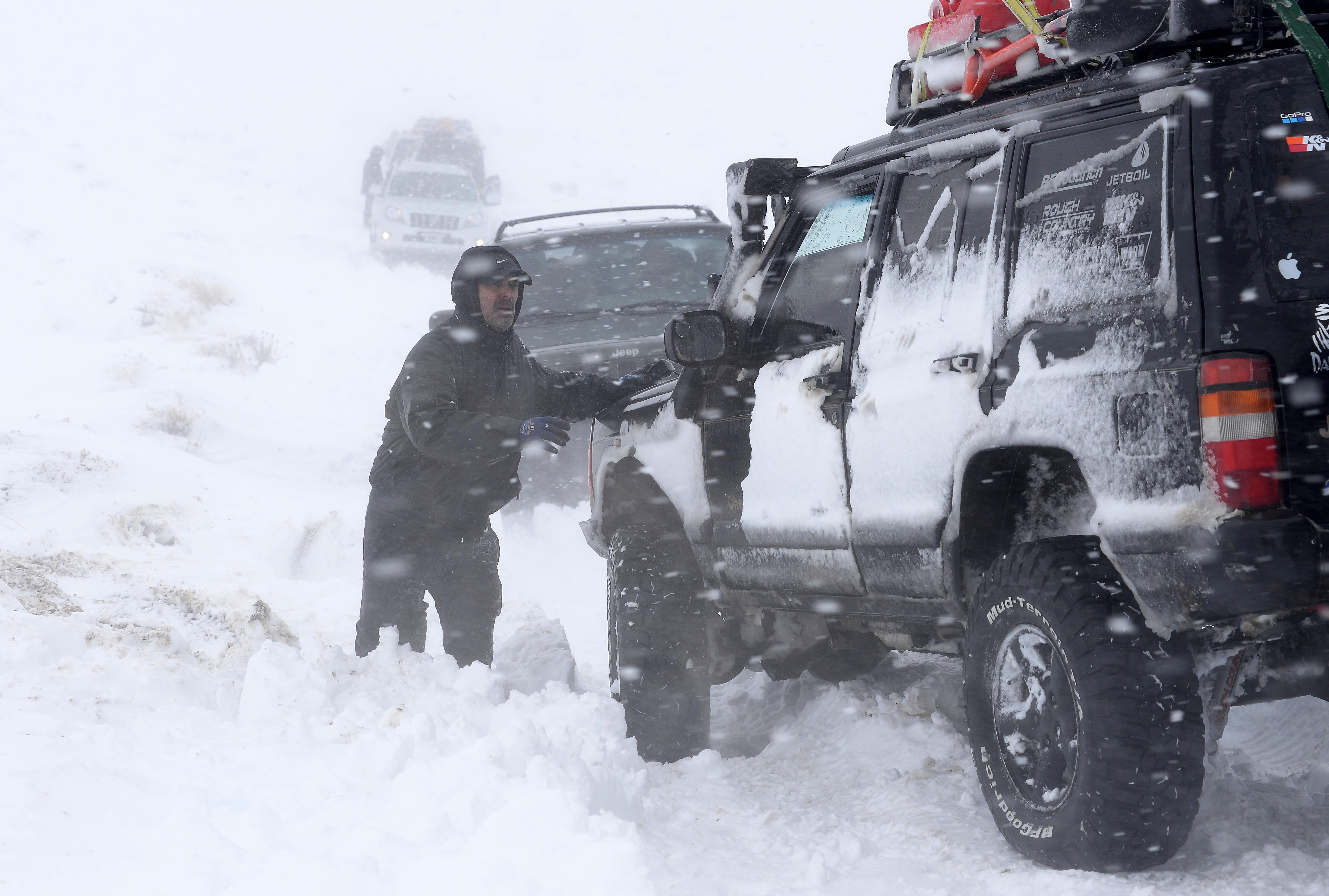 La caravana solidaria que partió de Bariloche tuvo que hacer en dos días el viaje porque un temporal de nieve hizo imposible llegar a destino en la primera jornada. (Foto Alfredo Leiva)