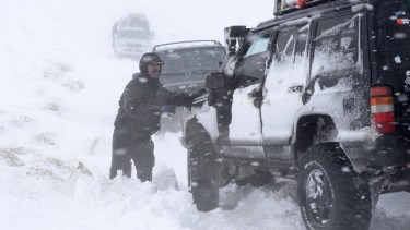 La caravana solidaria que partió de Bariloche tuvo que hacer en dos días el viaje porque un temporal de nieve hizo imposible llegar a destino en la primera jornada. (Foto Alfredo Leiva)