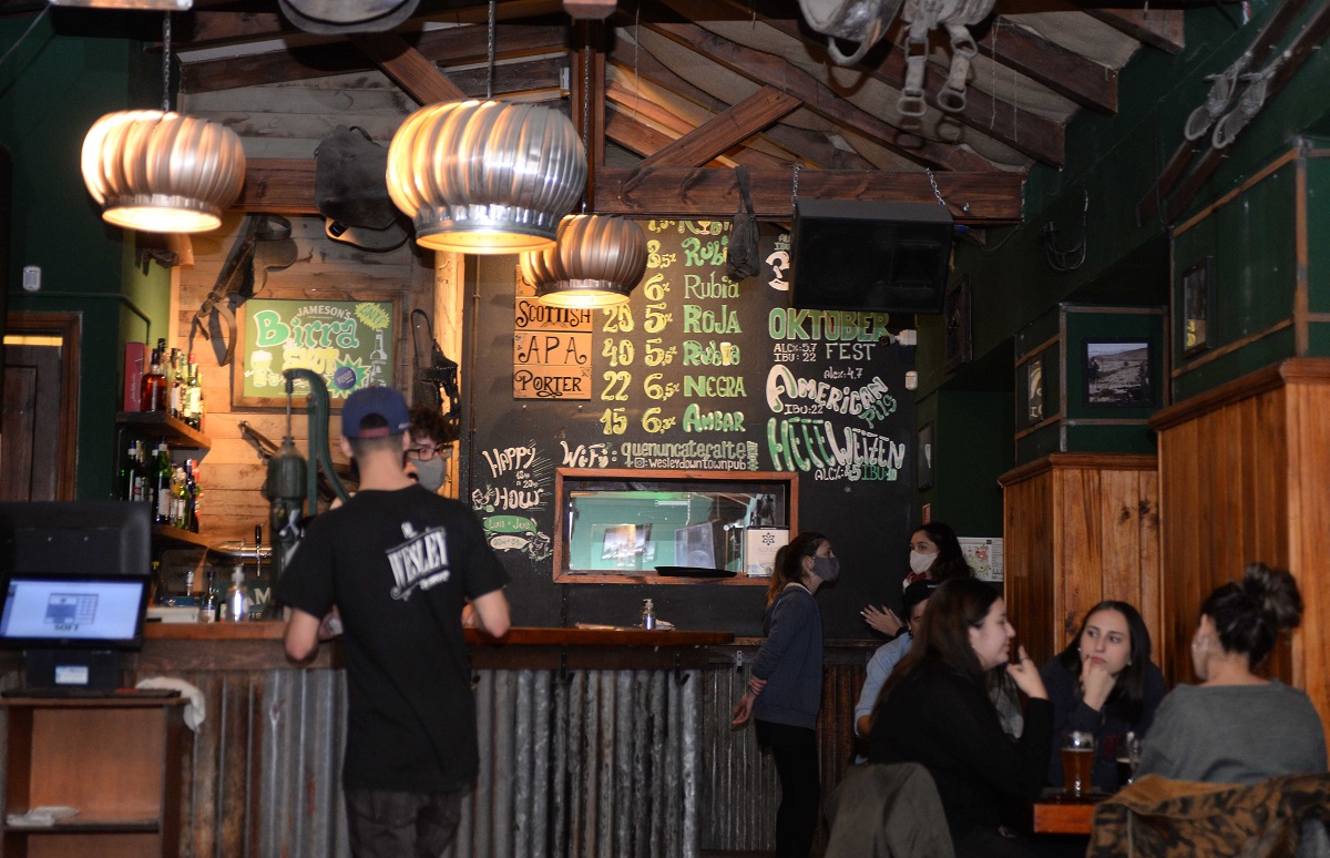Las cervecerías debieron implementar un sistema de reserva previa para recibir clientes en esta fase 3. Foto: Alfredo Leiva