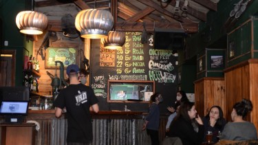 Las cervecerías debieron implementar un sistema de reserva previa para recibir clientes en esta fase 3. Foto: Alfredo Leiva
