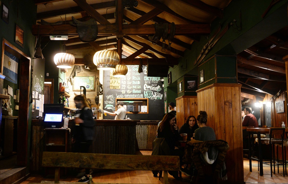 En Bariloche estiman que hay 50 cervecerías, que en promedio emplean entre 7 y 10 personas cada una. (Foto archivo)