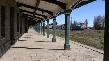 La estación de trenes de Bariloche ayer lucia desolada. Desde mediados de marzo no llegan trenes. Foto: Alfredo Leiva