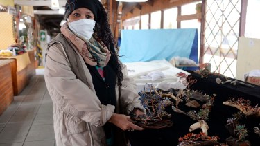 Brenda volvió a su puesto de artesanías de la feria de Bariloche, con producción 10% de cuarentena. Foto: Alfredo Leiva