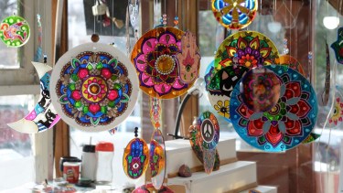 La feria de artesanos de Bariloche y la globa de emprendedores tuvieron mayor afluencia de público los días lluviosos y grises de julio. Archivo