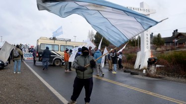 Los trabajadores temporarios gastronómicos exigen una ayuda del Gobierno nacional y vuelven a cortar la ruta. Archivo: Alfredo Leiva