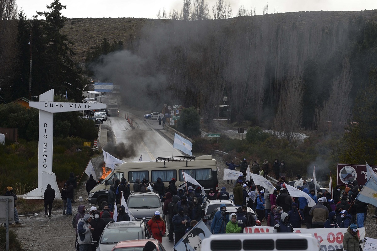 El ingreso a Río Negro por el puente del río Limay, en Dina Huapi, fue bloqueado por Uthgra que reclama ayudas para los temporarios. Foto: Alfredo Leiva