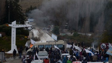 El ingreso a Río Negro por el puente del río Limay, en Dina Huapi, fue bloqueado por Uthgra que reclama ayudas para los temporarios. Foto: Alfredo Leiva
