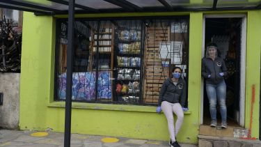 La verdulería Ustari, del barrio Ñireco, instaló un techo para la espera de sus clientes en la vereda. Foto: Alfredo Leiva