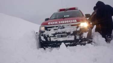 El móvil de los bomberos voluntarios de Comallo, trasladó a la paciente. (Foto: gentileza)