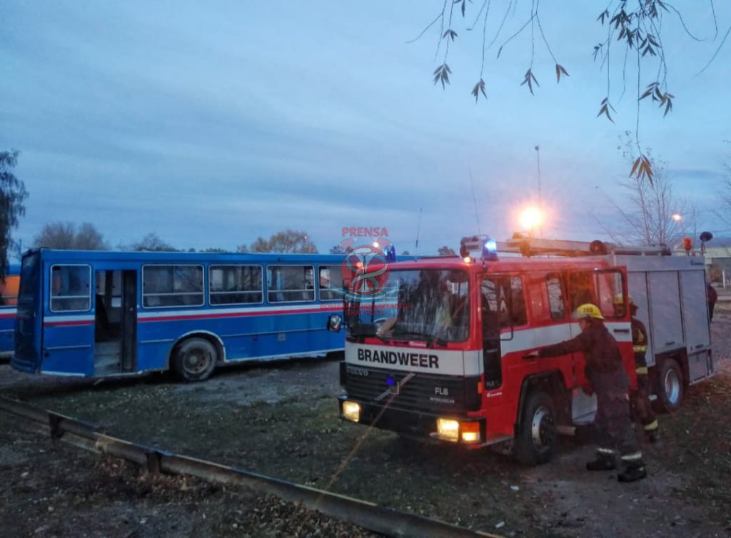 El incendio se produjo esta mañana en el obrador municipal. Lanzaron una bomba molotov contra una unidad que estaba estacionada. (foto: bomberos voluntarios)