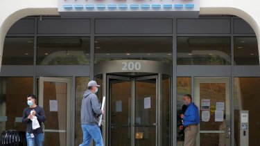 El laboratorio se encuentra abocado a la tarea desde marzo último. Foto: Reuters.-