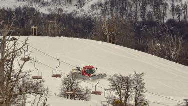 Trabajos en las pistas hoy en Chapelco. Hay 1,10 mts de nieve acumulados en la base; 2,15 mts en interme dia y desde cota 1700 hacia arriba entre 2,40 y 3 mts. Foto: Patricio Rodríguez