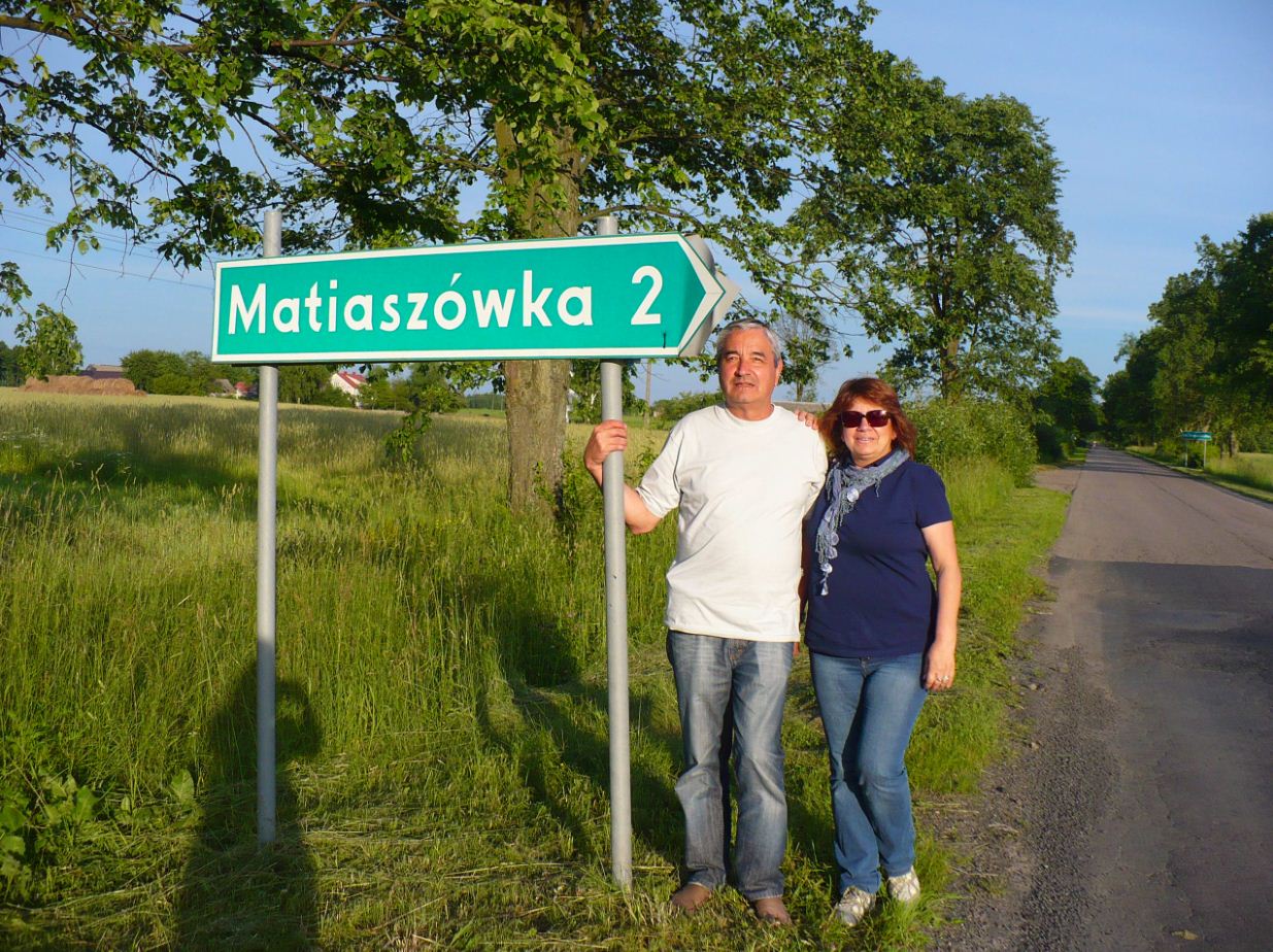 Rogelio y Mercedes en la pequeña aldea polaca donde nació su padre.