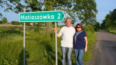 Rogelio y Mercedes en la pequeña aldea polaca donde nació su padre.