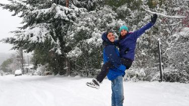 En la nevada del 26 de junio salieron a hacer culipatín en el barrio Melipal, donde están parando. Fotos: Hakuna Matata x el mundo.
