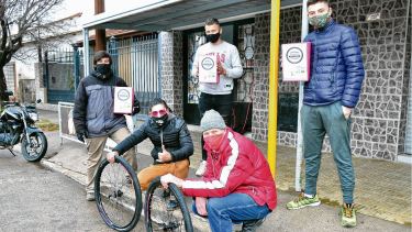 Hay equipo. Parados: Joaquín Carrasco, Emmanuel Inostroza, Mirko Zasiekin. Abajo, Daniel Marín y Julio César Schwallier. Foto: Néstor Salas. 