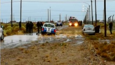 Durante una persecución, un móvil de la Policía de Neuquén y el auto en el que huían los supuestos ladrones se enterraron en el barro. Bomberos también se atascó cuando iba a auxiliarlos. (Foto: Gentileza Centenario Digital).