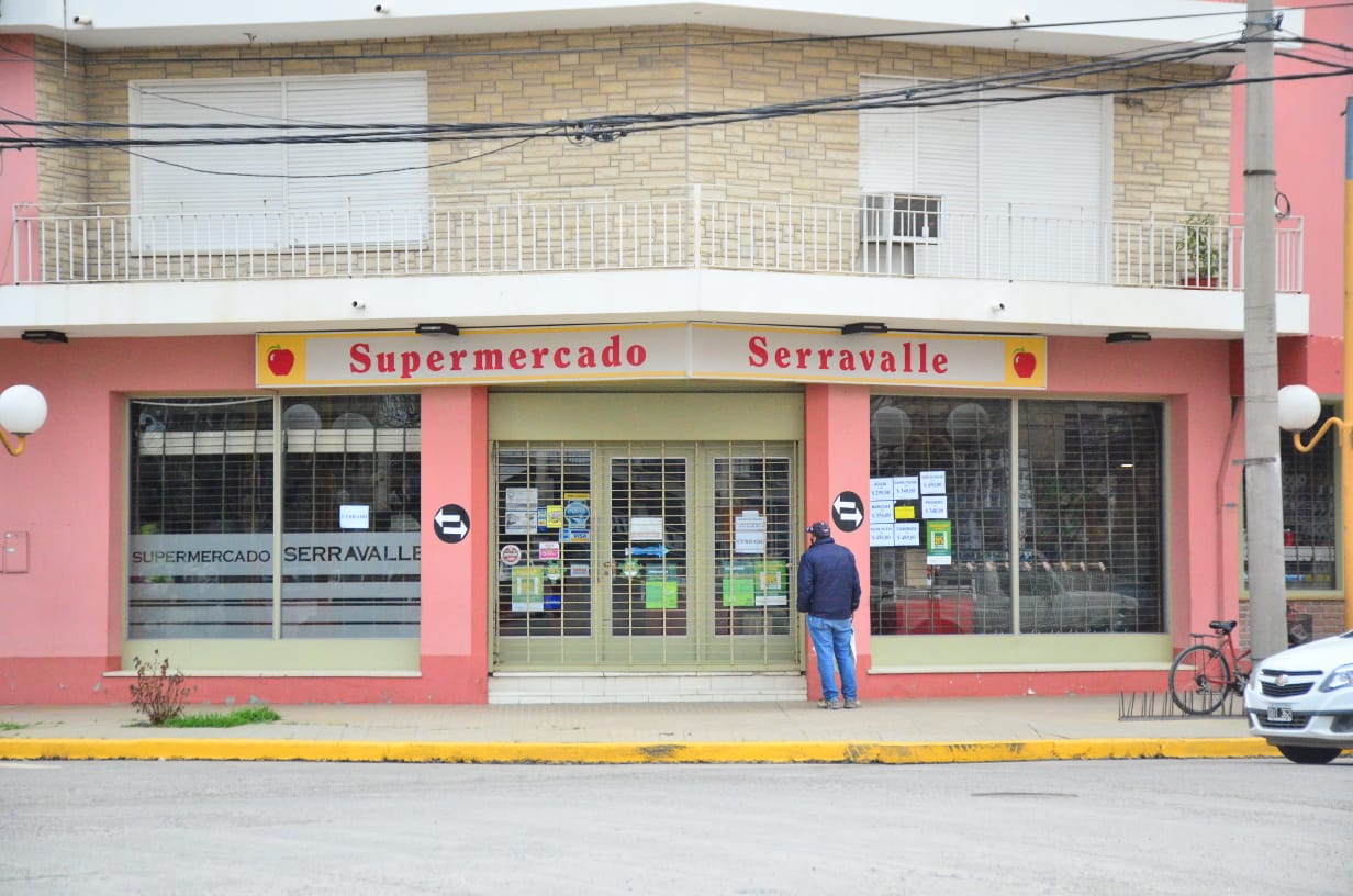 Detectaron un caso positivo en un empleado de un supermercado local, que cerró su puertas por prevención. (Foto Néstor Salas)