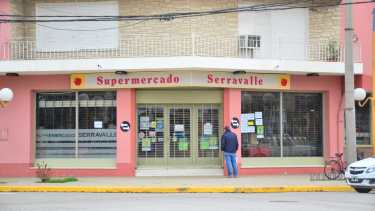 Detectaron un caso positivo en un empleado de un supermercado local, que cerró su puertas por prevención. (Foto Néstor Salas)