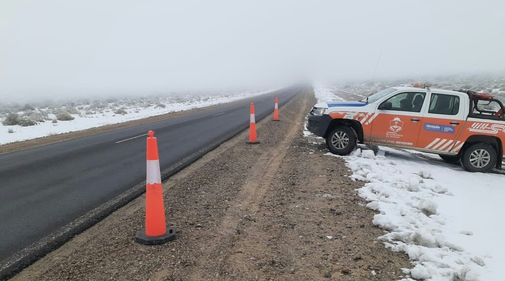 Suspendieron el tránsito en varios tramos de la Ruta 22, 237 y 40, en la provincia de Neuquén, por el temporal de nieve. (Foto: Gentileza)