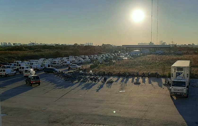 Camioneros en la puerta de Ocasa
 en Dock Sud,  que presta servicio para Mercado Libre. Foto: Twitter @cgt_camioneros