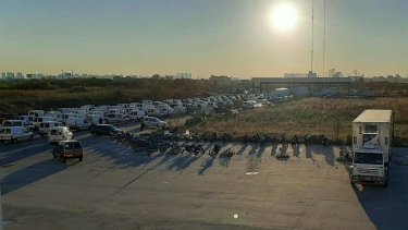 Camioneros en la puerta de Ocasa
 en Dock Sud,  que presta servicio para Mercado Libre. Foto: Twitter @cgt_camioneros