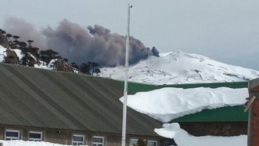 Ayer el volcán Copahué emitió una intensa columna de cenizas que llamó la atención de los vecinos. (Gentileza).-