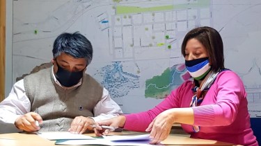 La gobernadora visitó también Comallo. Allí firmó el intendente Hermosilla. (Foto: gentileza)