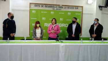 Jacobacci, Maquinchao, Ramos Mexía y Sierra Colorada, firmaron los convenios en la sede del Ente de la Región Sur (Foto: gentileza)