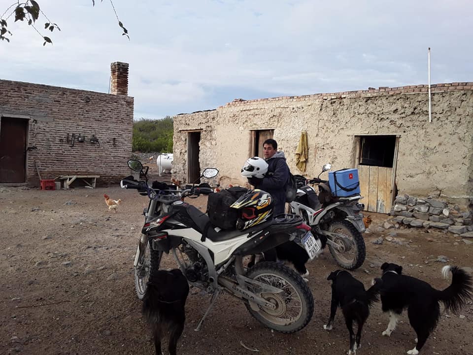 Yanca recorre la amplia zona rural en moto. A veces lo acompaña algún amigo o compañero de trabajo.. (Foto: gentileza)