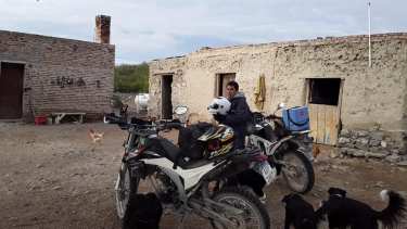 Yanca recorre la amplia zona rural en moto. A veces lo acompaña algún amigo o compañero de trabajo.. (Foto: gentileza)