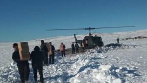 Con un helicóptero y motos de nieve asisten a pobladores aislados en la Región Sur