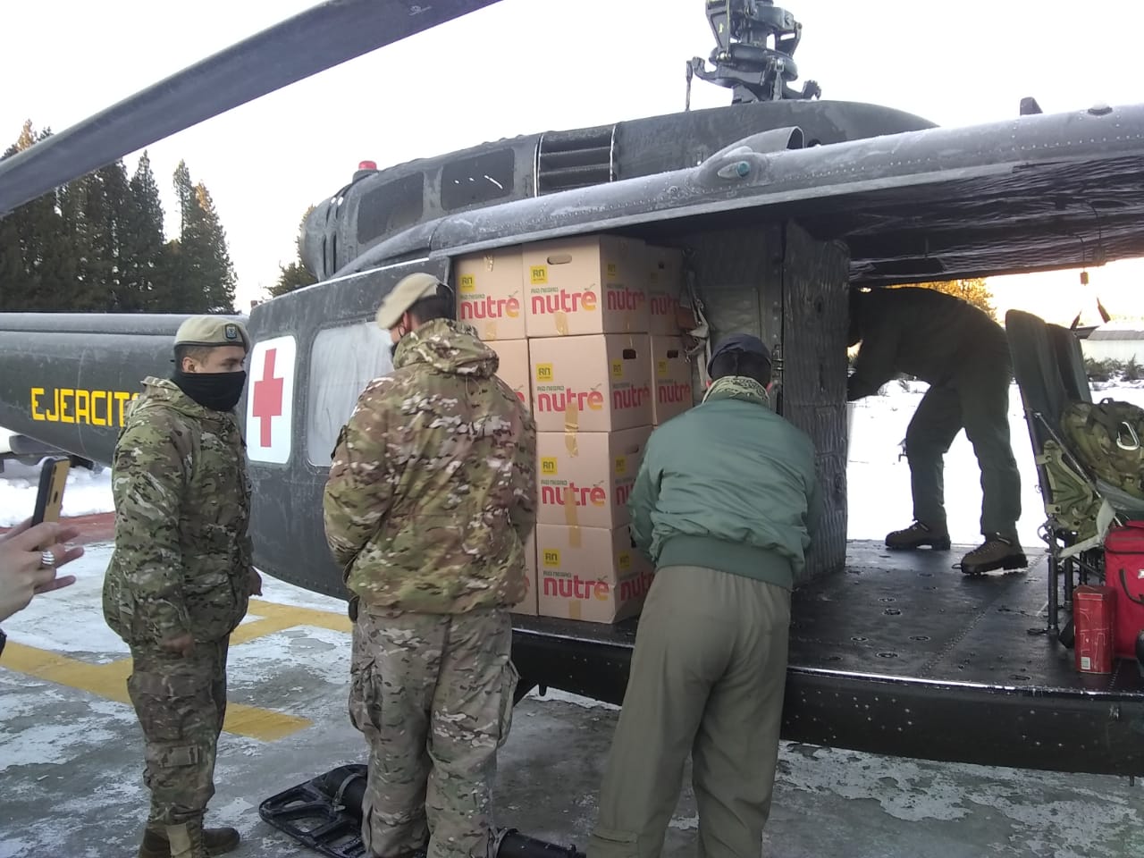 El helicóptero transporta módulos de alimentos, insumos y medicamentos. (foto: gentileza)