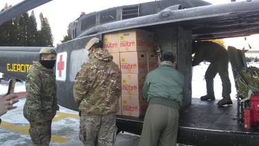 El helicóptero transporta módulos de alimentos, insumos y medicamentos. (foto: gentileza)