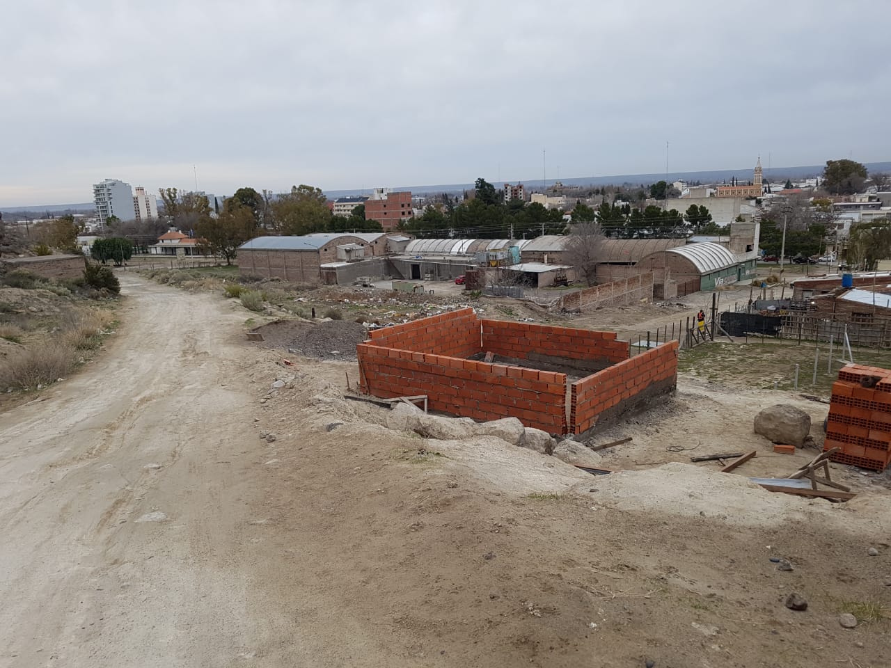 La construcción está a pocos pasos de la calle Horacio Santángelo, y pidieron que la demolieran. (Foto Néstor Salas)