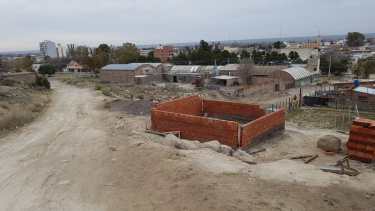La construcción está a pocos pasos de la calle Horacio Santángelo, y pidieron que la demolieran. (Foto Néstor Salas)