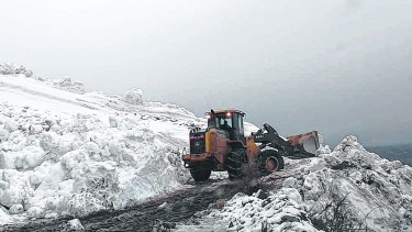Los trabajos en las rutas implican tres pasos: palas cargadoras para retirar la nieve, aplanadoras para que la nieve no se vuele y motoniveladoras para limpiar. Foto: gentileza