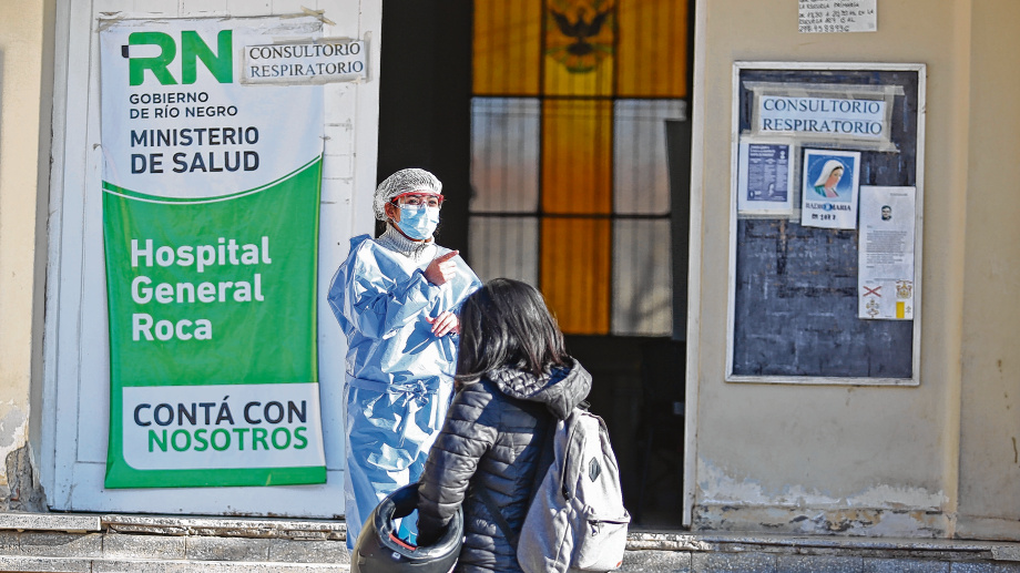 El hospital de Roca tiene una importante demanda en estos días. Foto: Juan Thomes.-