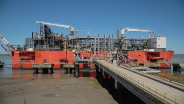 El barco fábrica tiene un alto costo de alquiler que contrata con la caída del precio que el gas natural licuado está teniendo en todo el mundo.