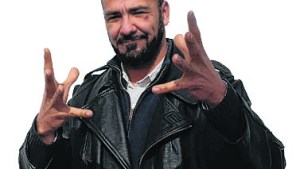 Andrés Zerneri: la mano que talla el bronce