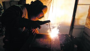 La familia pudo más,  y el soldador viajero volvió a Roca