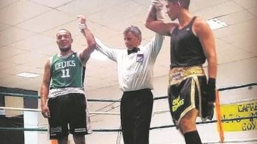 Santiago Pincheira (a la derecha) en una de sus últimas peleas que hizo en diciembre pasado, cuando logró un empate.