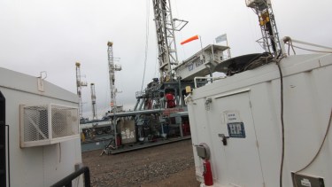 Las torres perforadoras siguen acopiadas en el Parque Industrial de Neuquén ante la baja actividad. (Foto: Oscar Livera)